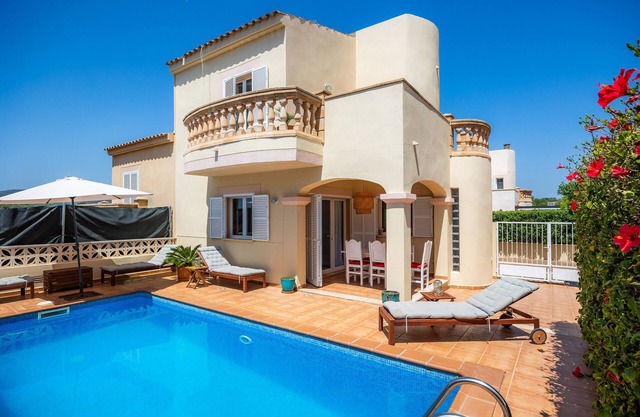 Casa de vacaciones "Villa Sion" con vistas a la montaña, piscina, Wi-Fi y terraza; admite mascotas