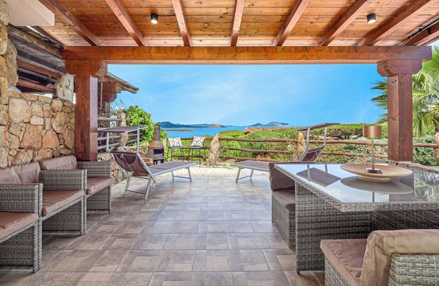 Casa de vacaciones "Villa Caterina" con vistas al mar, piscina compartida y Wi-Fi