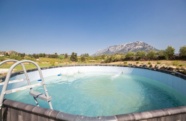 Casa de vacaciones "Villa S'ena e Su Juncu" con vistas a la montaña, piscina y Wi-Fi