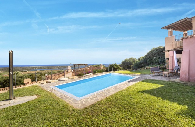 Casa vacacional "Villa Sa Pintadera Stintino" con piscina privada y terraza