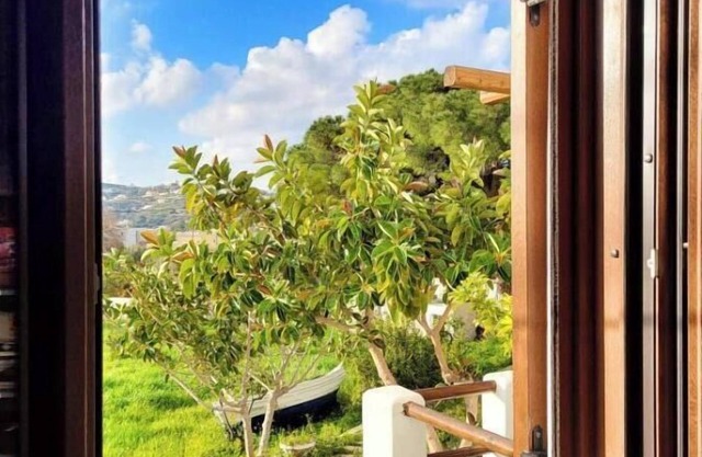 Casa de vacaciones 'Villa Two Pine Trees' con vistas al mar, terraza privada y Wi-Fi