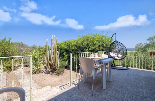 Casa de vacaciones "Vista Mozzafiato ad Isola Rossa" con vistas al mar, terraza y aire acondicionado