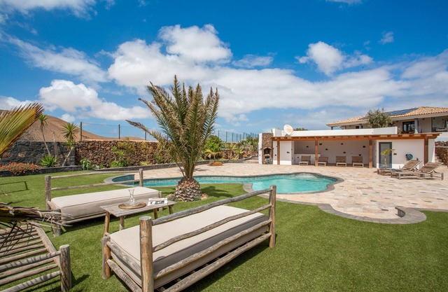 Casa de vacaciones 'Volcano Ocean Views' con vistas al mar, piscina compartida y Wi-Fi