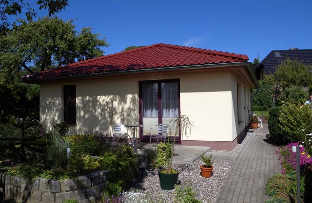 Casa vacacional con terraza y jardin