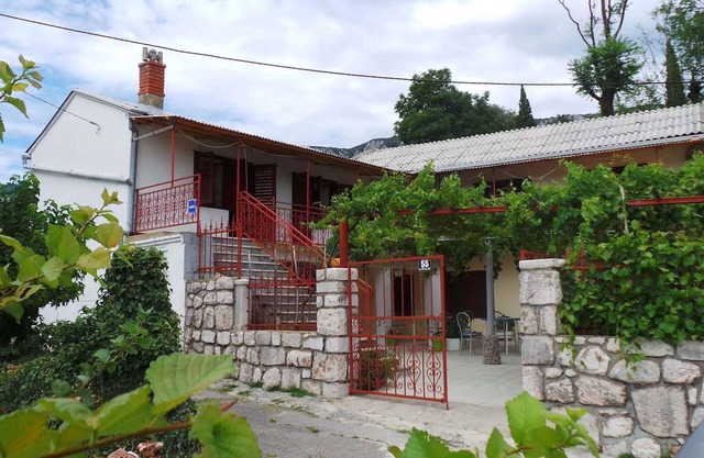 Casa vacacional con una terraza de 100 m²