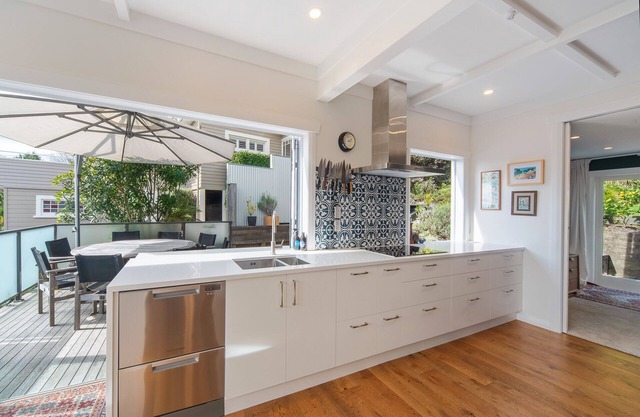 Holiday home with a hottub and views, near Nelson City and Tahunanui Beach