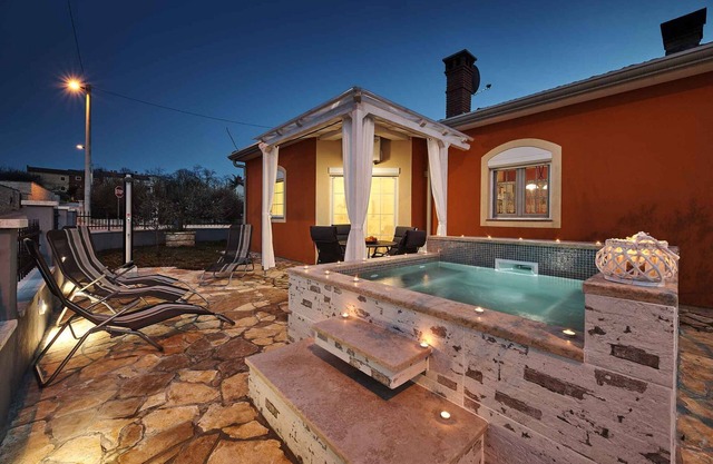 Casa vacacional con aire acondicionado y terraza y jacuzzi