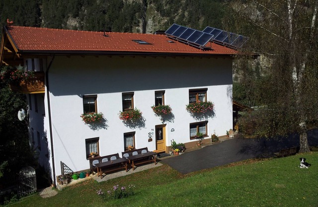 Casa de vacaciones con animales y hierbas en una naturaleza saludable.