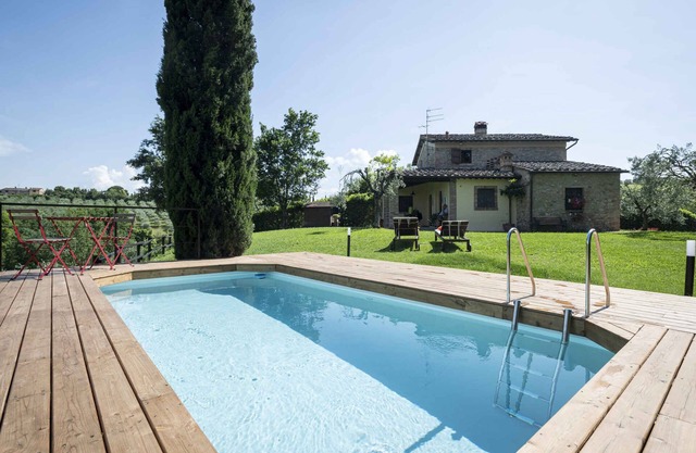 Casa vacacional con jardín y piscina