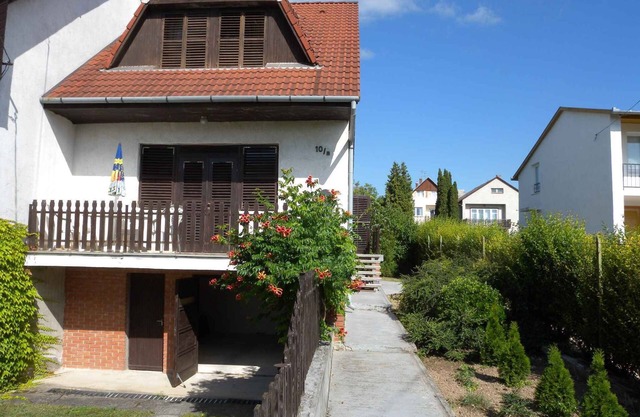 Casa vacacional con balcón y muebles de jardín