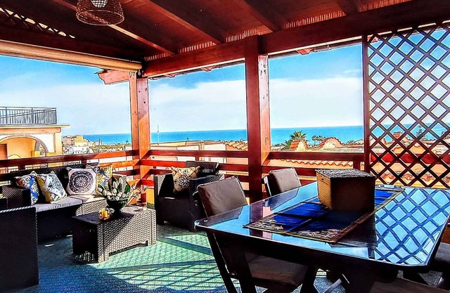 Casa vacacional con terraza con vista al mar, aire acondicionado, amplia área de cocina, parrilla y WI-FI!