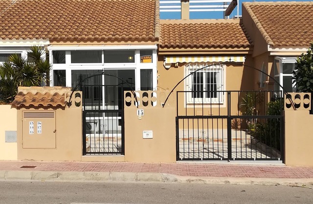 Casa de vacaciones con gran terraza y piscina en alquiler en Torrevieja