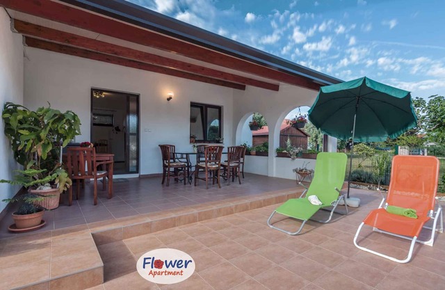 Apartamento vacacional con una gran terraza y aire acondicionado