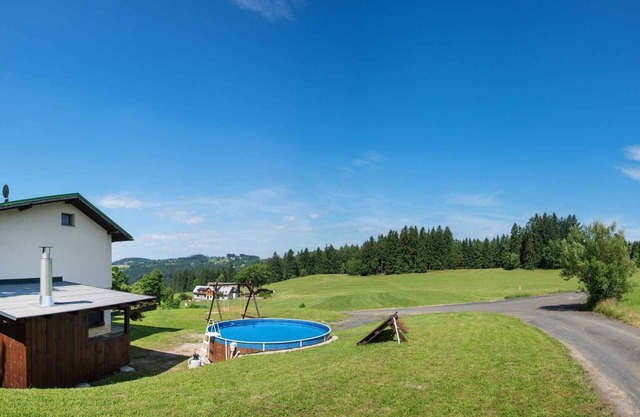 Casa vacacional con piscina al aire libre y una pérgola