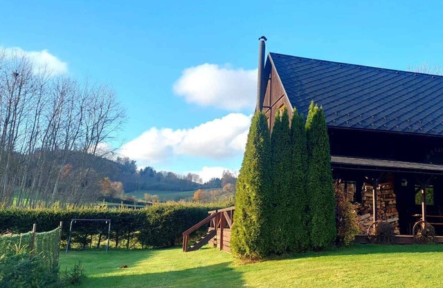 Casa vacacional con piscina al aire libre y un pub de estilo occidental