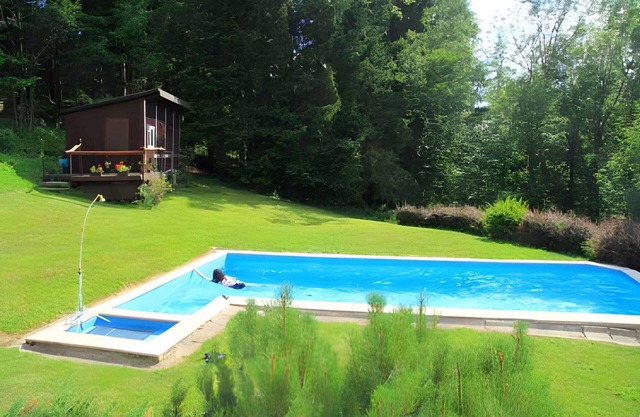 Casa vacacional con piscina y vista sobre la sierra "Riesengebirge"