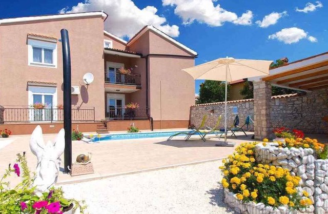 Casa vacacional con piscina, barbacoa y columpios para los niños