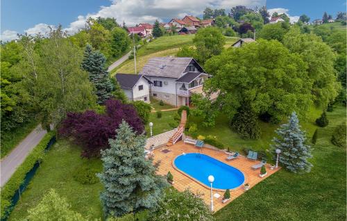 Holiday Home With Pool Near Varaå¾Din