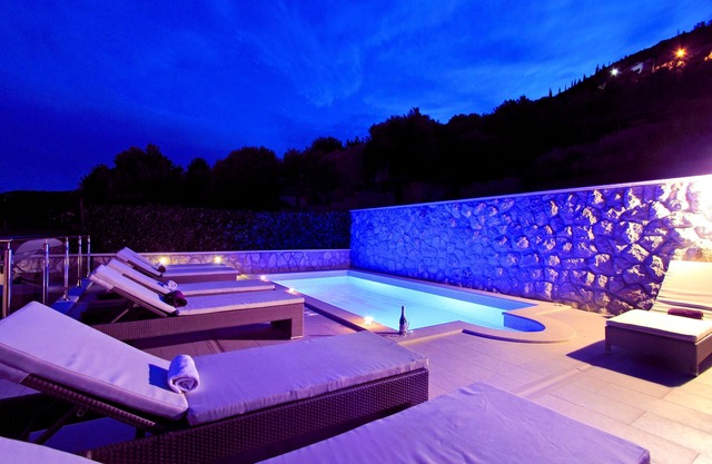 Holiday Home with Private heated Pool, Sea view & Basketball Court