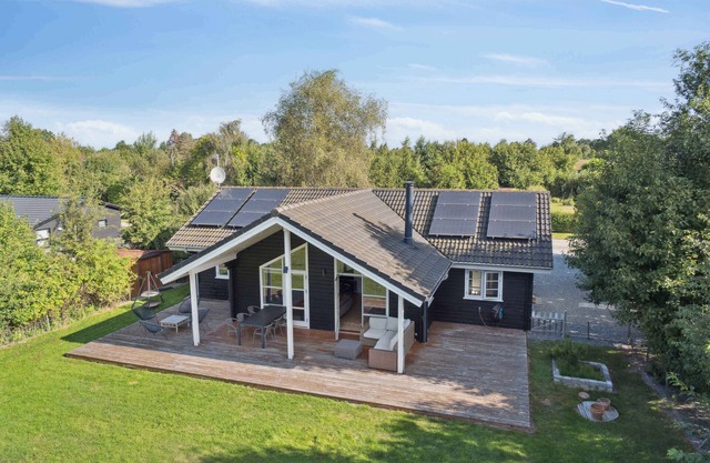 Holiday home with spa near beach and nature