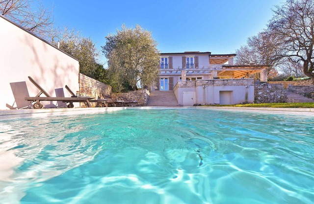 Casa vacacional con piscina y terraza