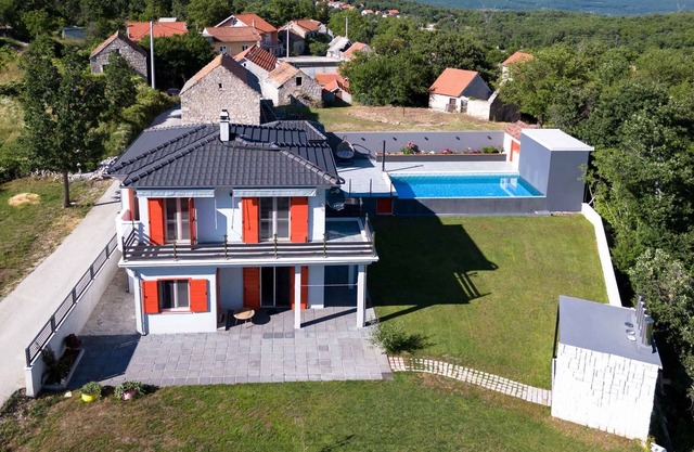 Casa vacacional Con terraza y piscina