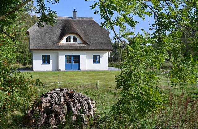 Casa vacacional con techo de paja, gran propiedad y camino privado al puerto