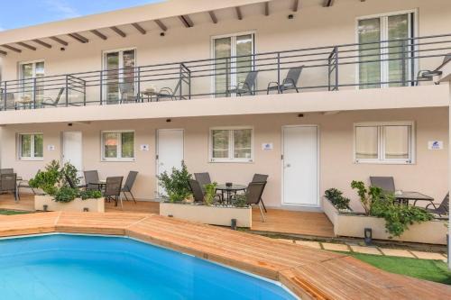 Holiday Homes BlueGreen - Beachfront, Pool, Garden and BBQ - near Heraklion