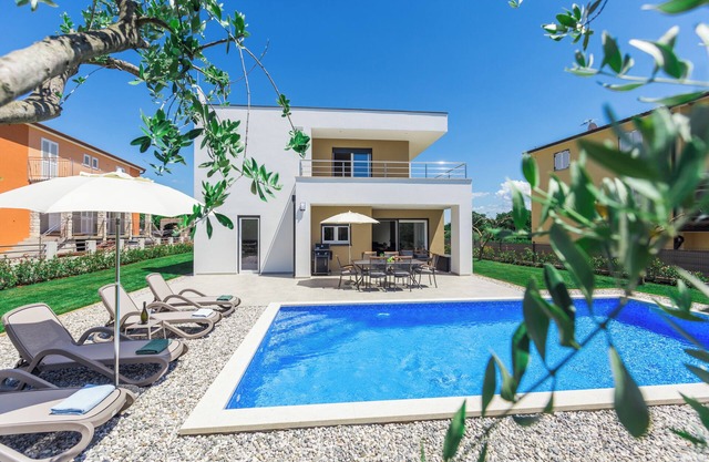 Un apartamento Čančar con piscina