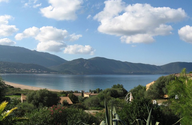 Casa de vacaciones junto al mar con una vista fantástica de la bahía.
