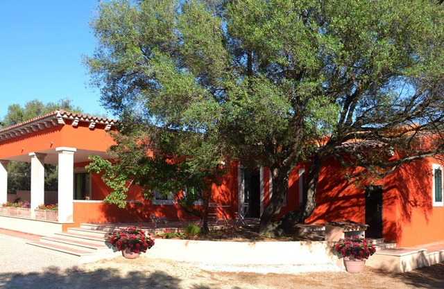 HOLIDAY HOUSE DOMO 1