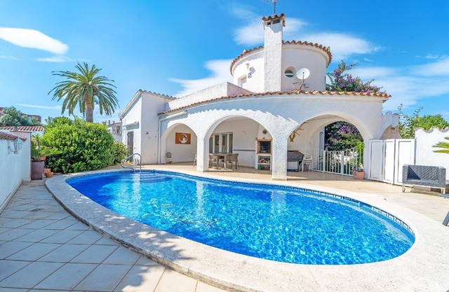 Holiday house Empuriabrava for 1 - 8 persons with 4 bedrooms - Holiday home