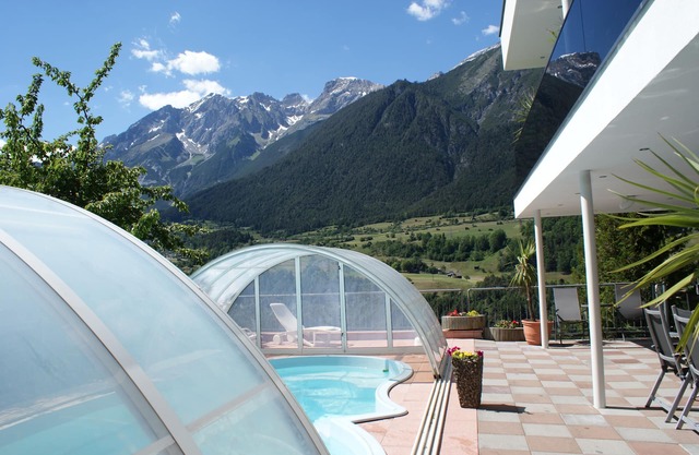 Gran casa de vacaciones, cabaña de montaña con piscina, panorama de montaña, internet, cerca del área de esquí