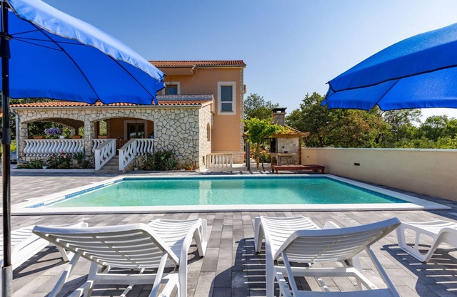 Holiday House Laetitia with pool