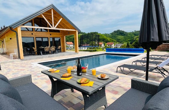 Holiday House Novus