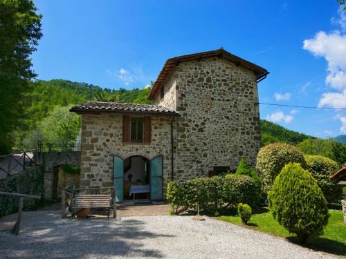 Holiday house overlooking lake near Tuscany