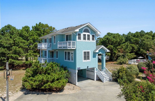 Holiday House: Private Hot Tub, Club Access w/ Pool, Tennis, Gym