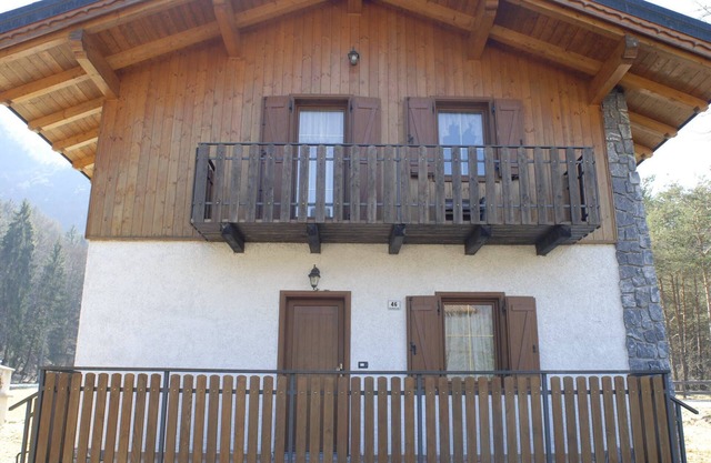 CASA DE VACACIONES rodeado de verde UNOS METROS DE LAGO LEDRO