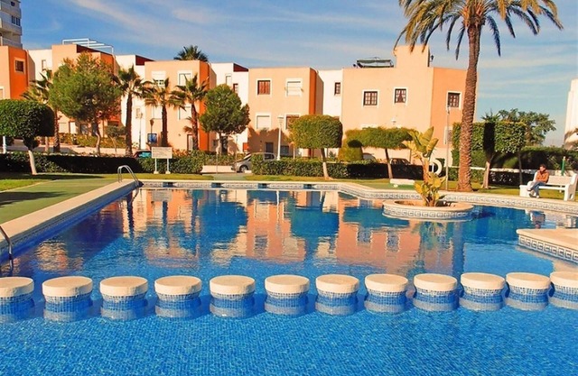 Casa de vacaciones 'Torre Mata' con terraza, piscina compartida y balcón