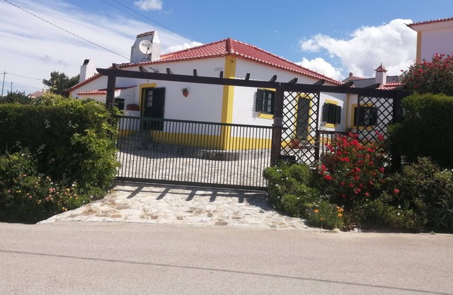Casa de vacaciones con jardín y pequeña piscina a 4 km de playa de Ribeira de Ilhas.