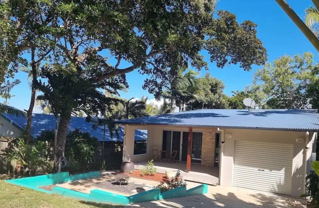 Holiday house walking distance to the beach, private pool and parking