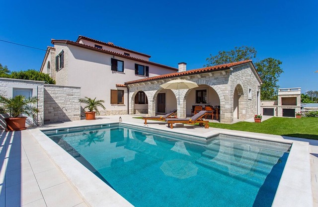 Holiday house with a private swimming pool and garden