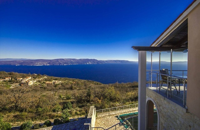 Casa de vacaciones con fantásticas vistas al mar y piscina. Oferta de primavera del 27. 4.-19. quinto