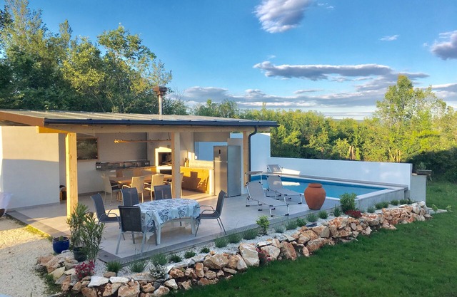 NUEVO !! Casa de vacaciones con piscina y cocina de verano, a solo 5 min. de la playa