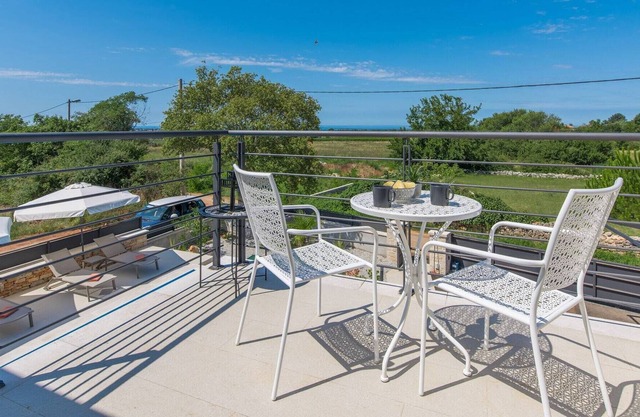Casa de vacaciones con piscina privada en una ubicación tranquila con jardín y parrilla