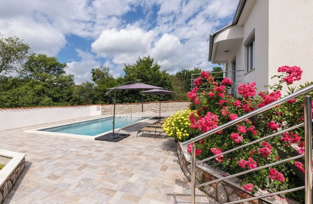 Casa vacacional con piscina privada, solárium y cenador.
