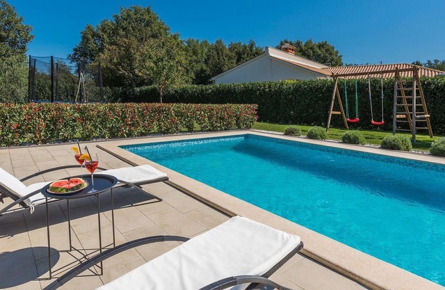 Casa de vacaciones con piscina privada, jardín vallado y terraza cubierta para barbacoa