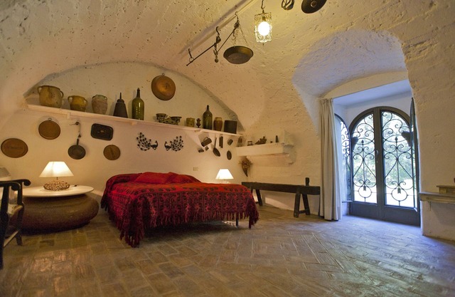 "SLEEP IN HISTORY": suite familiar en la planta baja con mobiliario histórico, Menhir