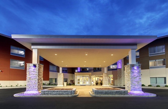 Holiday Inn Express & Suites Galesburg by IHG