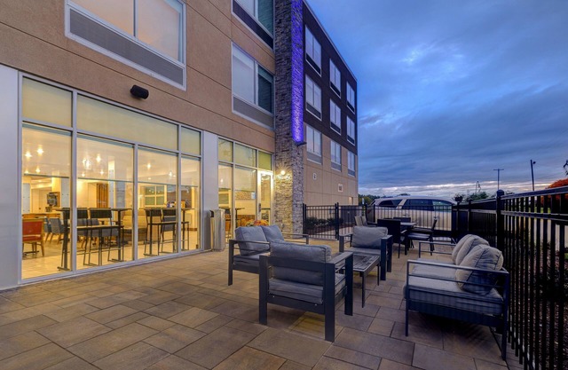 Holiday Inn Express And Suites Detroit Dearborn by IHG